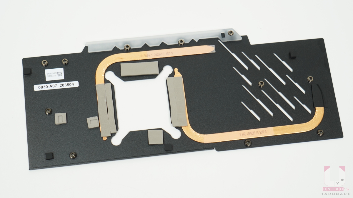 金屬背板內也有熱導管設計，因為 GDDR6X 記憶體分布在兩面 PCB 板上，當然背後也需要降溫，讓記憶體達到更高的效率。