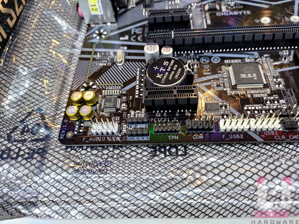 對於 RGB 燈效愛好者,也有提供 1 個 RGB 跟 1 個 A-RGB 插座。