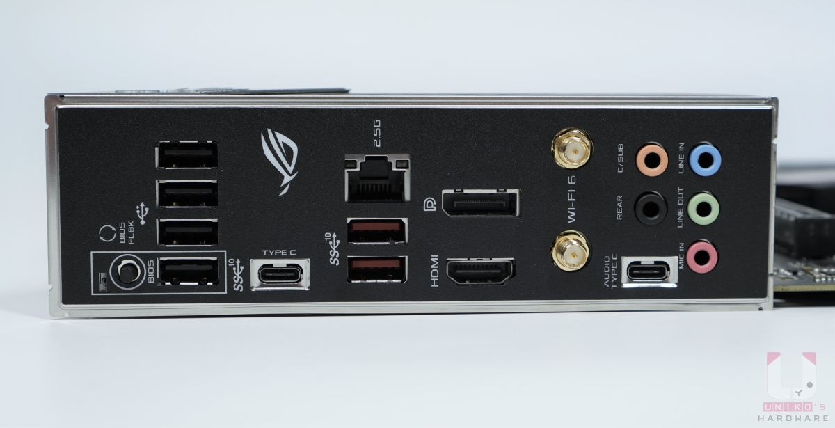 預先安裝 I/O 護板，ROG 信仰超便利，護板上的功能有 BIOS FlashBack 按鈕、 USB 2.0、USB 3.2 Gen 2 含 Type-C、有線網路、DisplayPort 1.2、HDMI 2.1、Wi-Fi 6 無線網路天線接口、音效接口和 Type-C 音效。