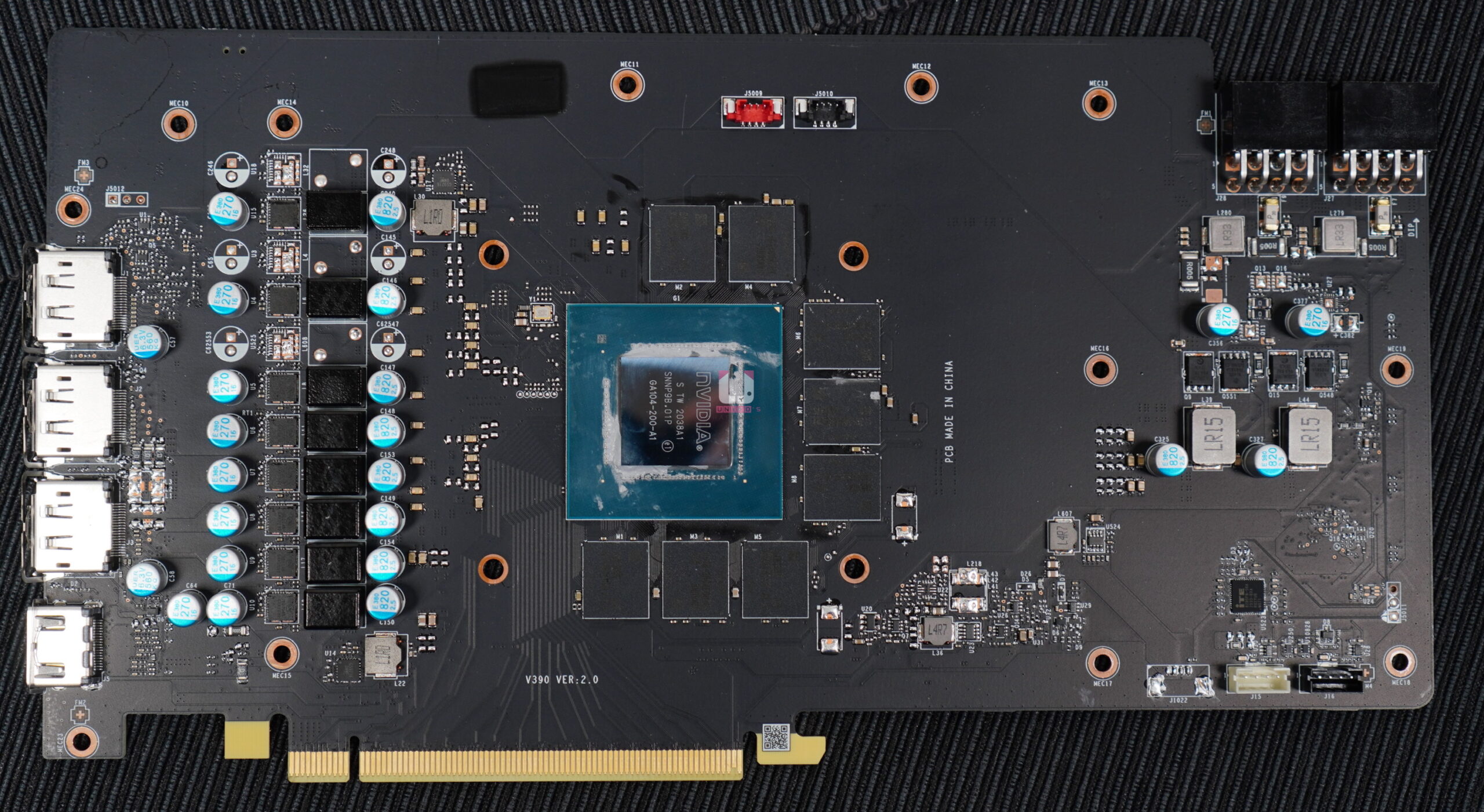 GeForce RTX 3060 Ti GAMING X TRIO PCB 正面可見 GA104-200 核心和 8 顆 GDDR6 記憶體。