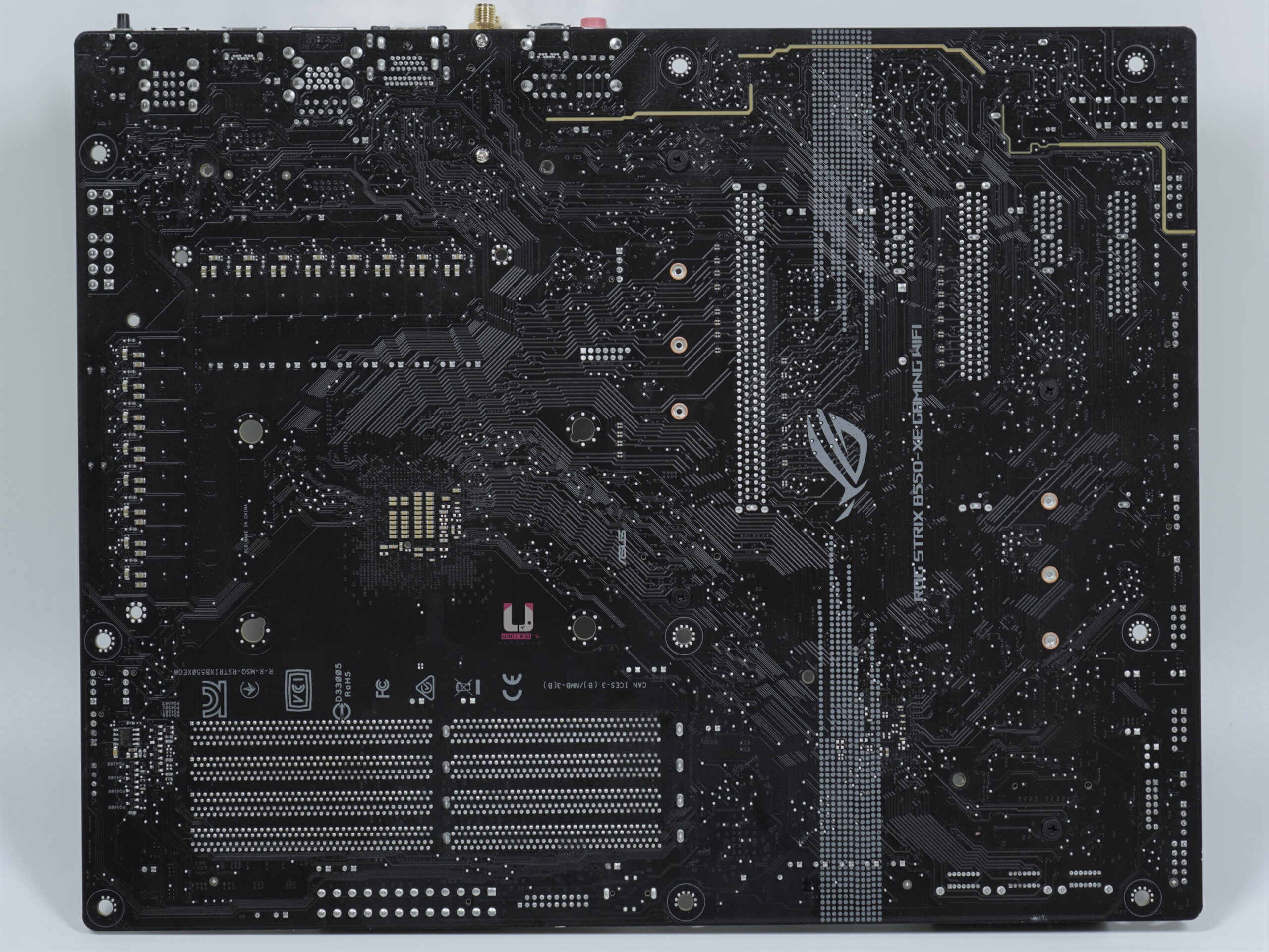 ROG STRIX B550-XE GAMING WIFI 裸板背面,6 層主機板搭配 2 盎司加厚的銅和中介電損失材質,增加主機板超頻穩定度。