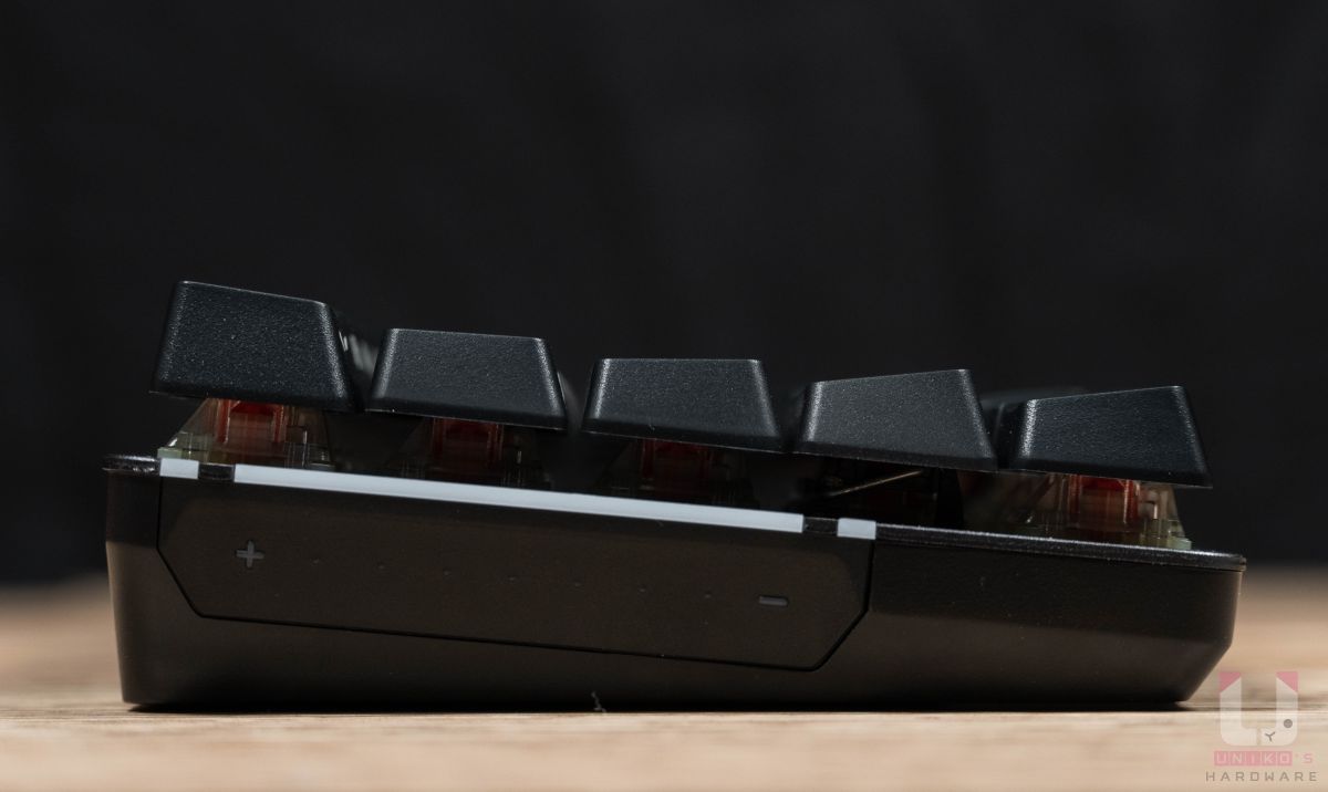 鍵盤提供兩種角度腳架調整，一為平面。