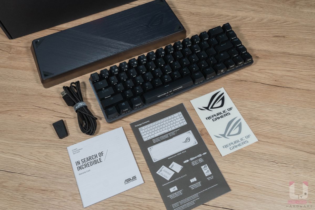 包裝內除了鍵盤本身外，另外則是說明書和貼紙，以及 Type-C 連接線及 USB Type-A 轉 Type-C 延伸器。