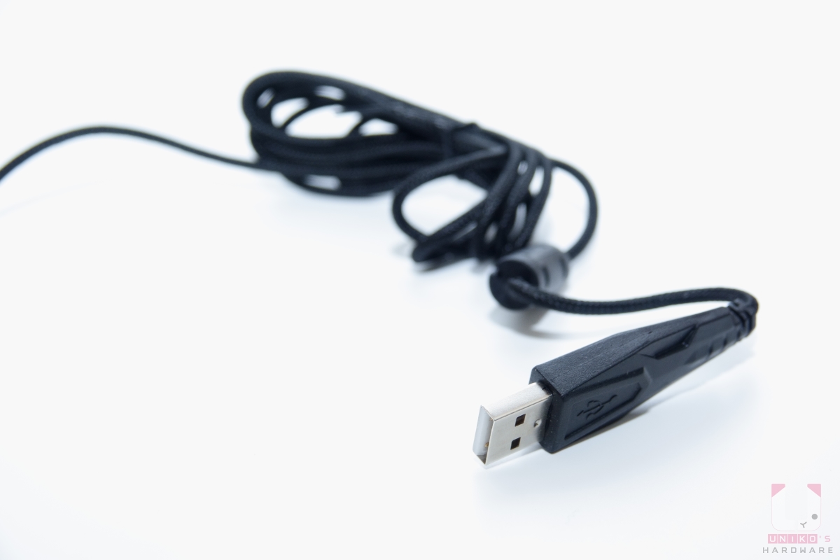USB 接頭做得稍長，約 6.4 公分，無鍍金、有濾波器。