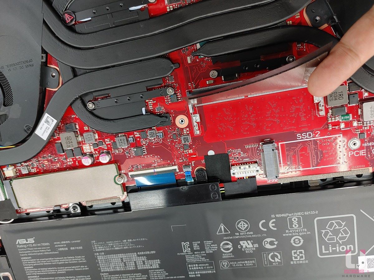 主機板內建 8GB DDR4 3200MHz 記憶體，額外提供 1 個記憶體擴充插槽，該插槽最大支援 32GB 容量，還有一個空的 M.2 PCIe SSD 槽位可供運用。