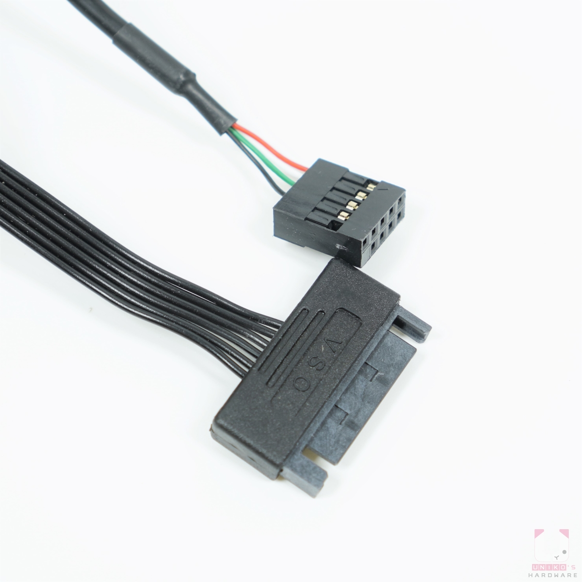 9-Pin USB 接頭和 SATA 電源接頭。