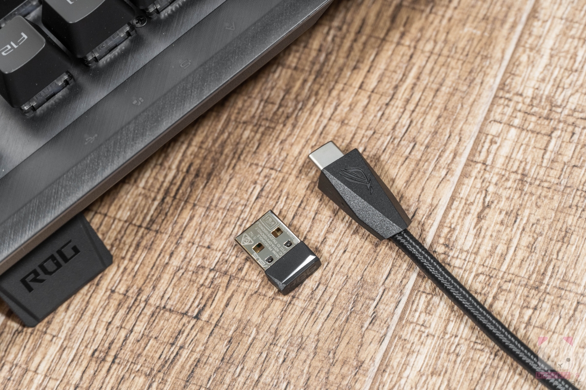 具備 USB 有線、2.4GHz 兩種使用模式。