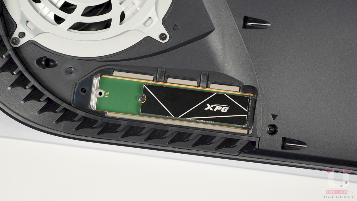 插入 M.2 SSD，鎖上螺絲，再依序裝回保護蓋、PS5 白色護蓋、與直立底座