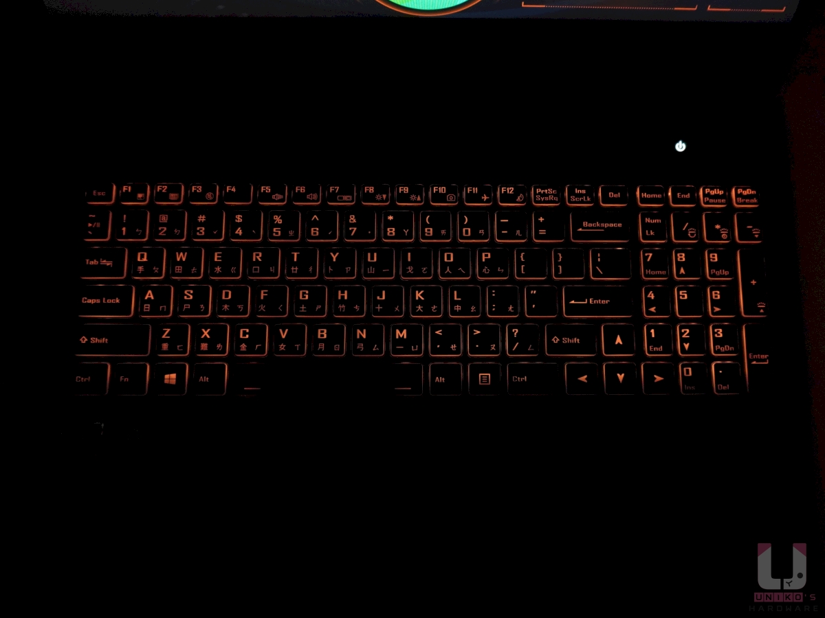 在黑暗環境下，清晰可見的鍵盤