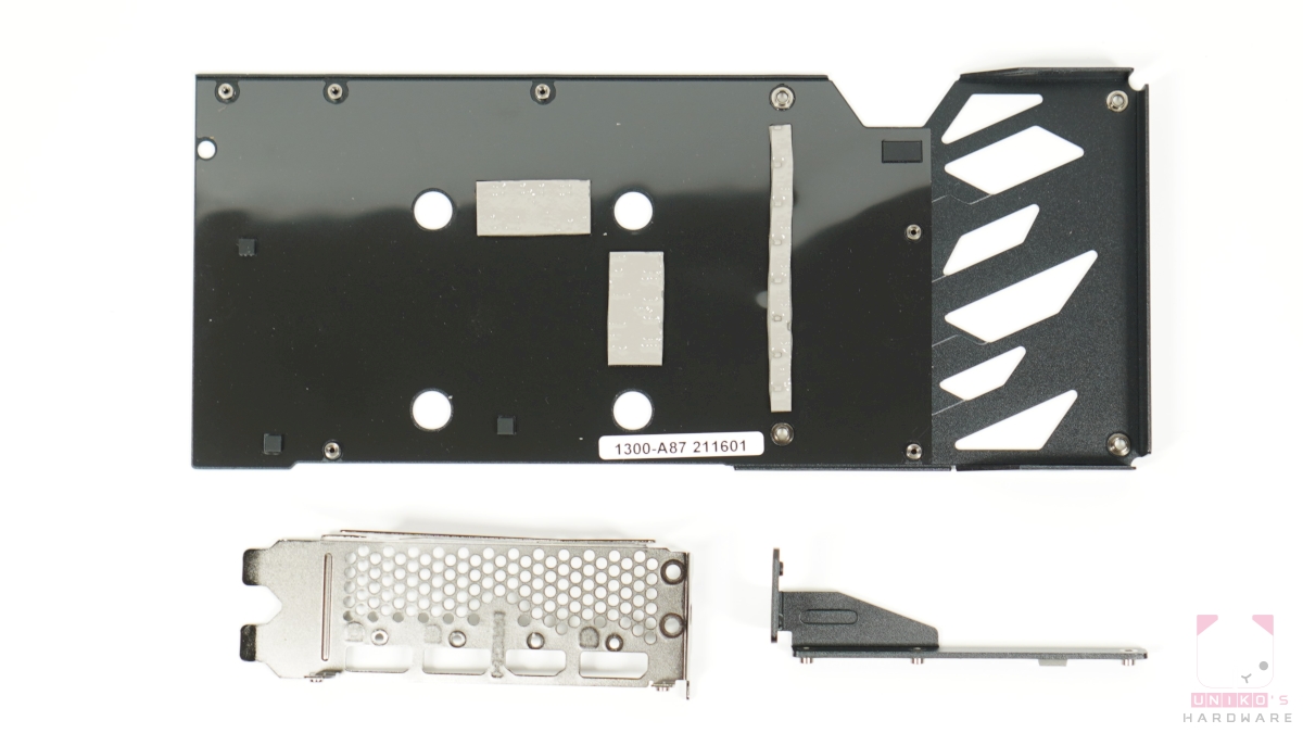 IO 擋板和背板，背板有導熱膠墊與記憶體焊盤背面接觸。