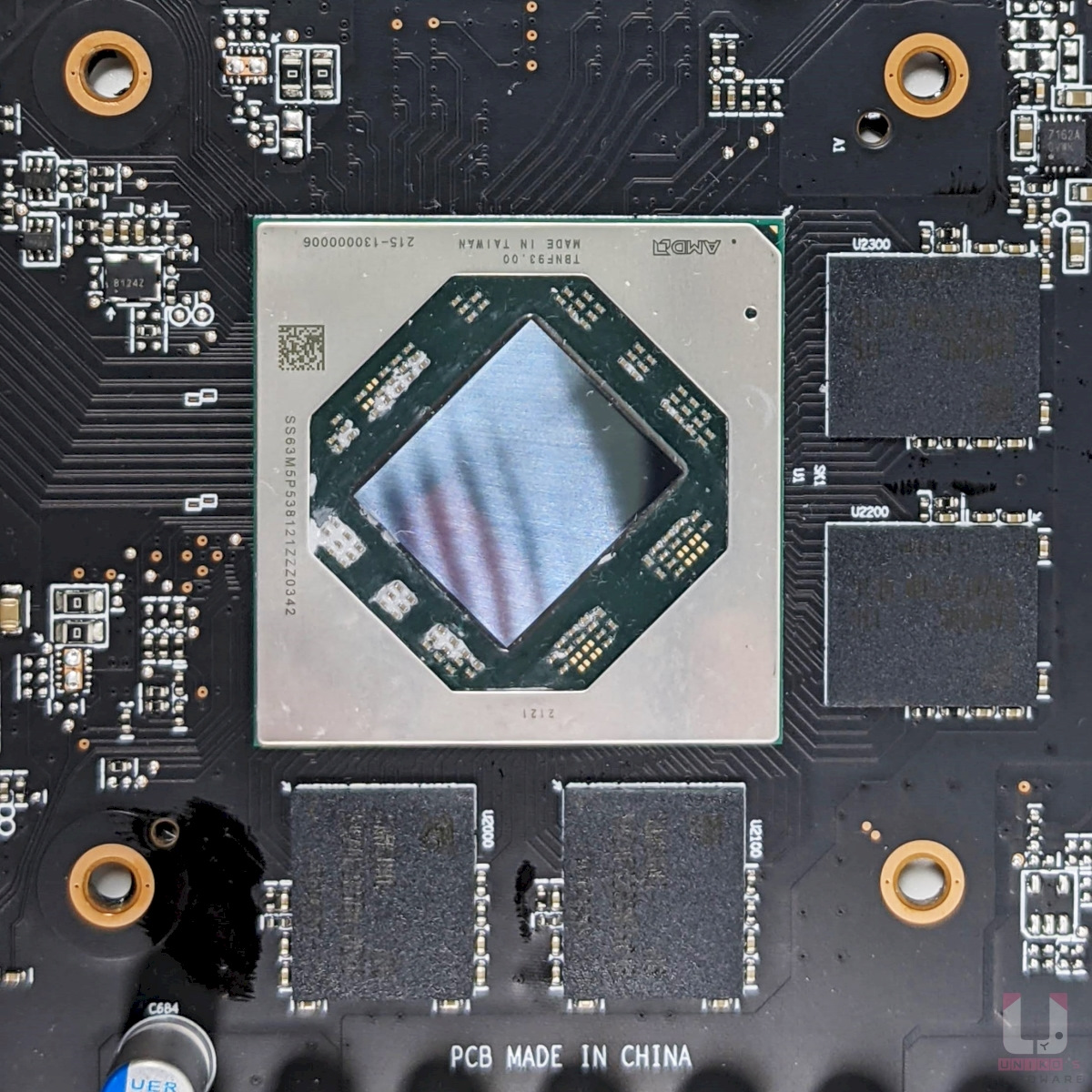 MSI Radeon RX 6600 XT 核心和 4 顆 SAMSUNG K4ZAF325BM-HC16 GDDR6 顯示記憶體。