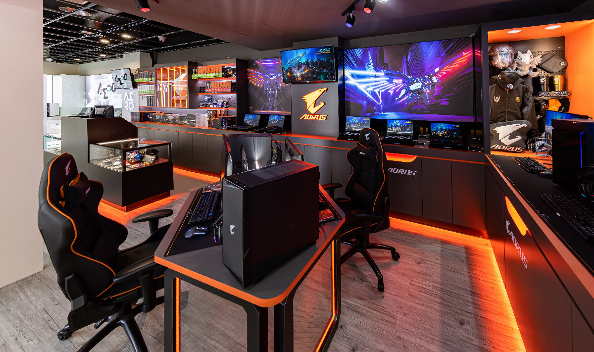 AORUS 以品牌象徵性黑、橘色打造沉浸式遊戲體驗區。