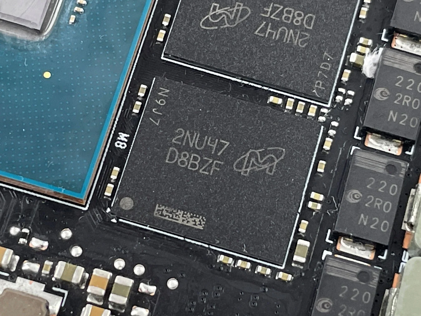 Micron D8BZF 22.4Gbps GDDR6X 記憶體。